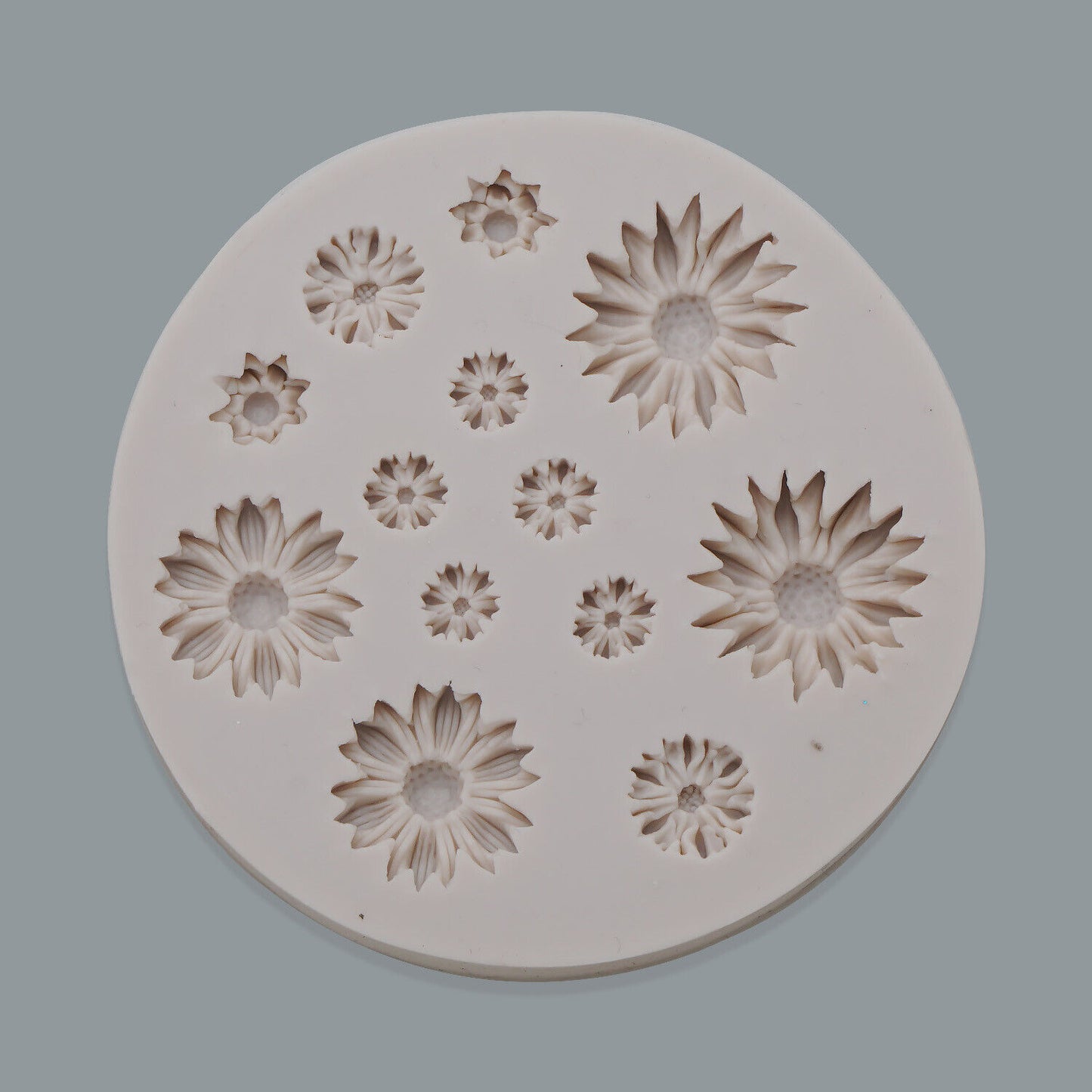 Daisy Wild Chrysanthemum Silicone Resin Mold - Flower Shape DIY Craft Jewelry Making Mini Clay Molds,Fondant Cake Decorating Tools Resin Mold