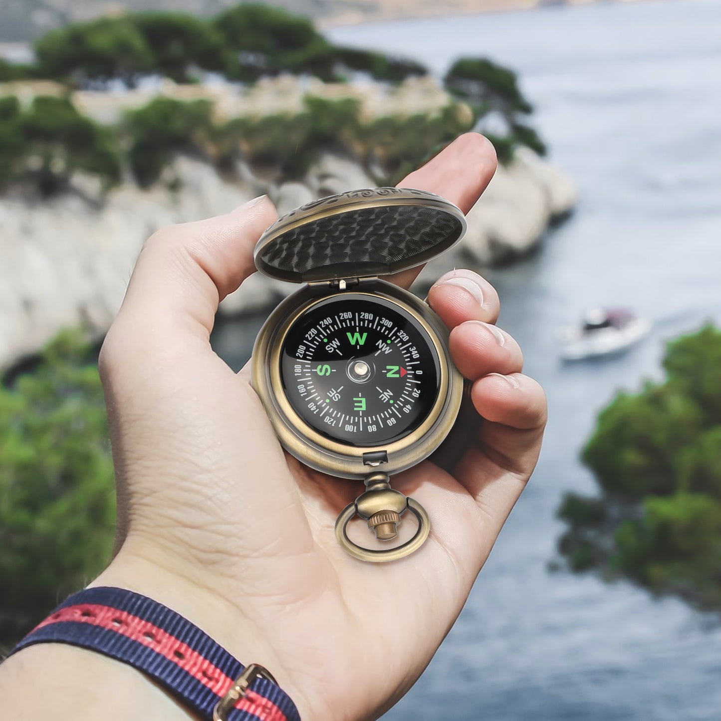 Portable Pocket Compass - Compact and Durable Outdoor Navigation Tool- Ideal for gifting to friends, family, or colleagues