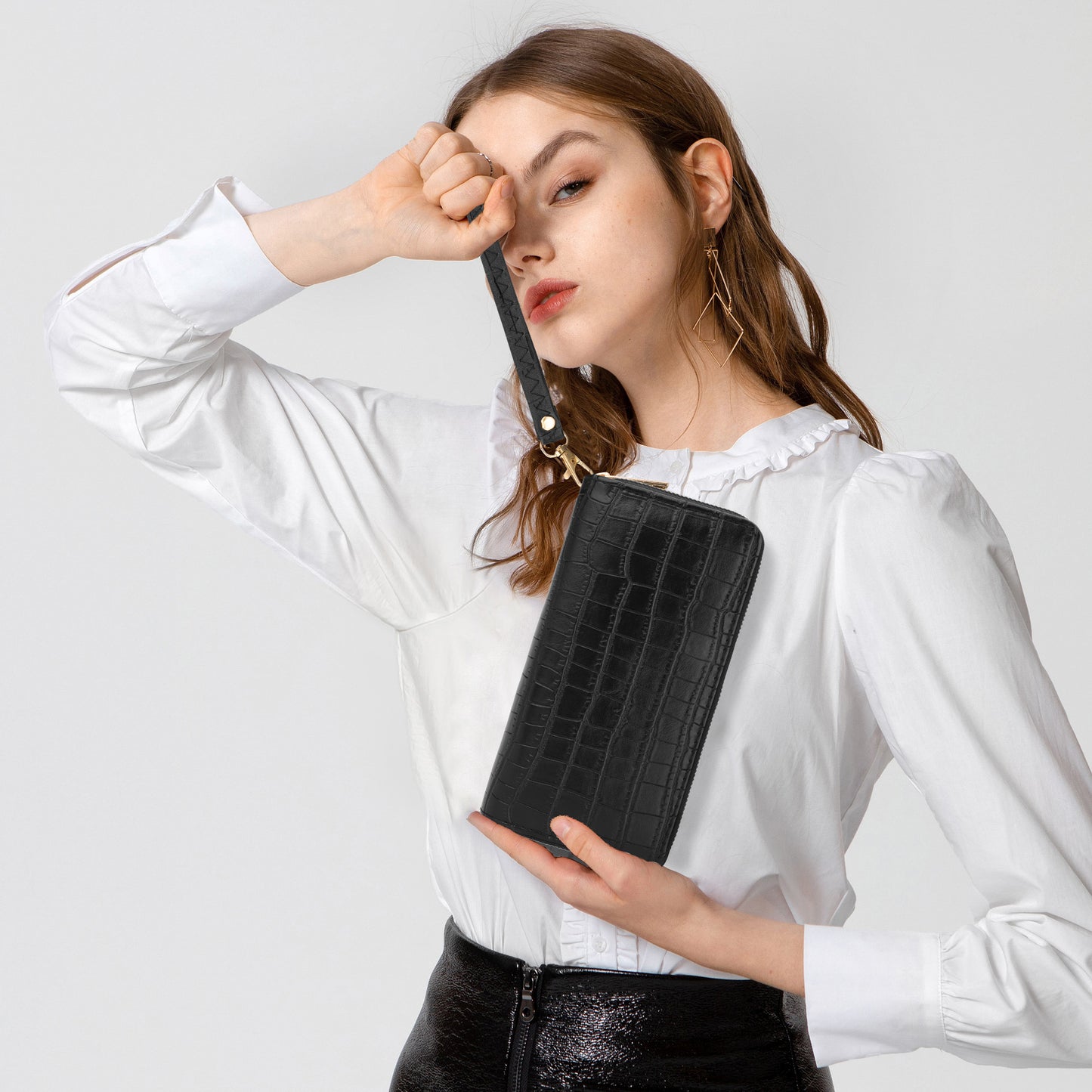 Womens Crocodile Leather Double Zipper Wallets - Large Capacity Wristlet Wallet,Zip Clutch Card Holder with Wristlet ,best gift (Black)